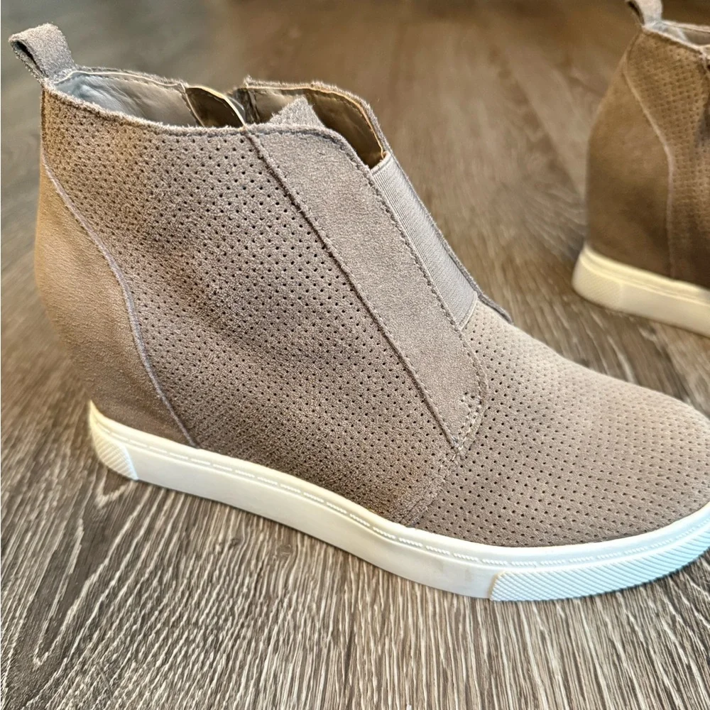 Steve Madden Women’s Sneaker Bootie in Taupe Suede. Size 7.5